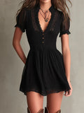 Klassisches schwarzes Minikleid mit Smok-Details und Spitzenbesatz