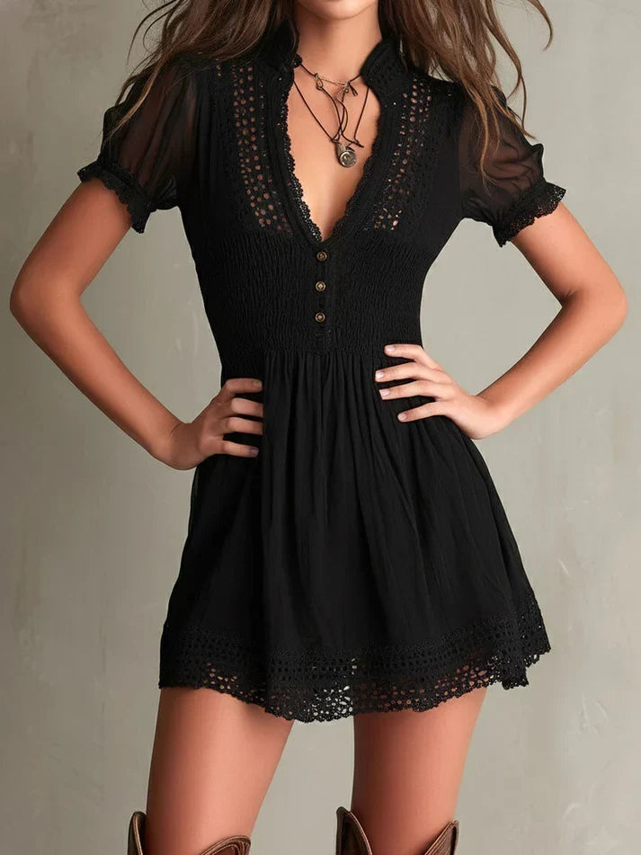 Klassisches schwarzes Minikleid mit Smok-Details und Spitzenbesatz