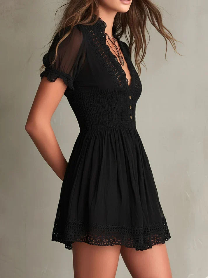 Klassisches schwarzes Minikleid mit Smok-Details und Spitzenbesatz