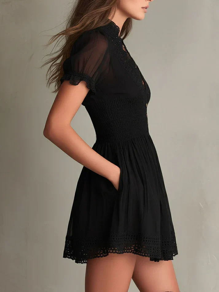 Klassisches schwarzes Minikleid mit Smok-Details und Spitzenbesatz