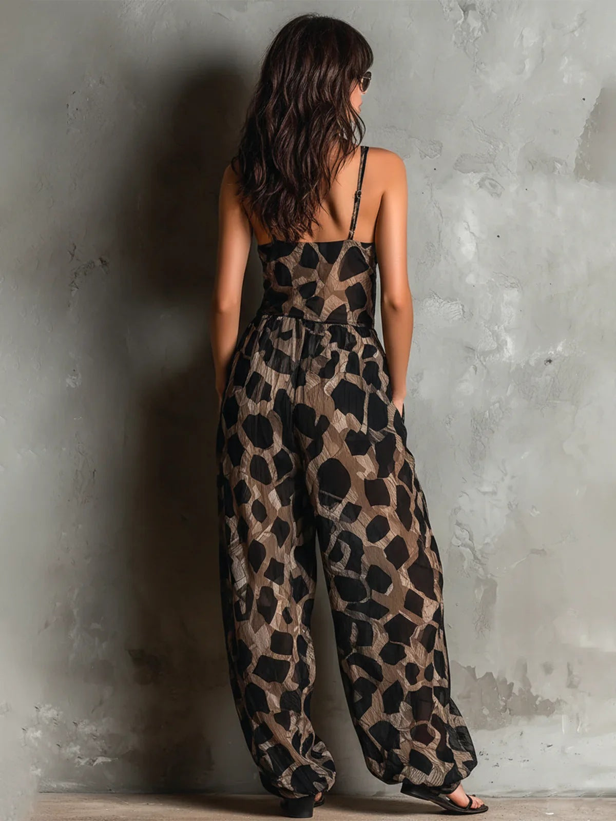 Roberta | Schwarzer, weiter Chiffon-Jumpsuit mit Animalprint