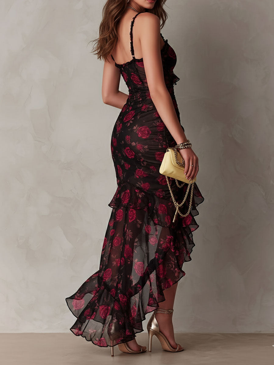 Schickes Kleid in Schwarz und Rot mit Blumenmuster, Rüschen und gerafftem Saum