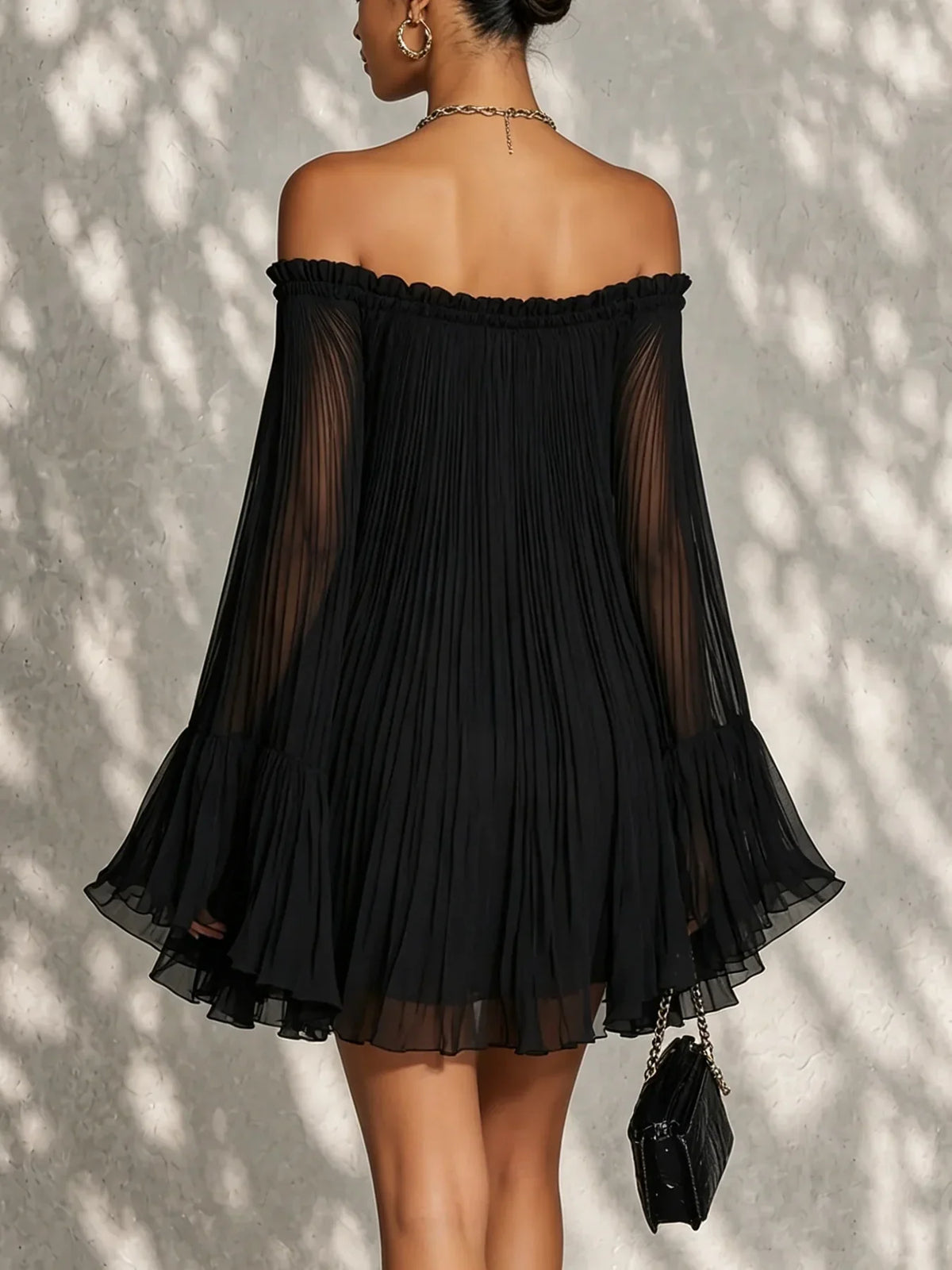 Miriana | Schwarzes Minikleid mit schulterfreiem Ausschnitt, Glockenärmeln und Plissee
